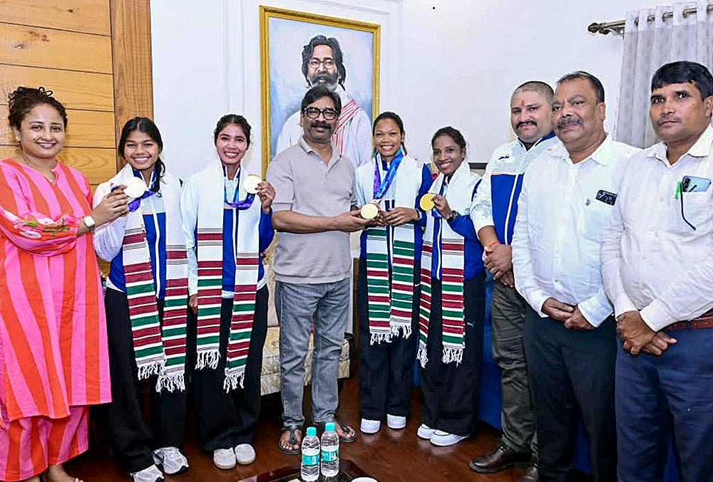 Hemant Soren meets Indias womens hockey players