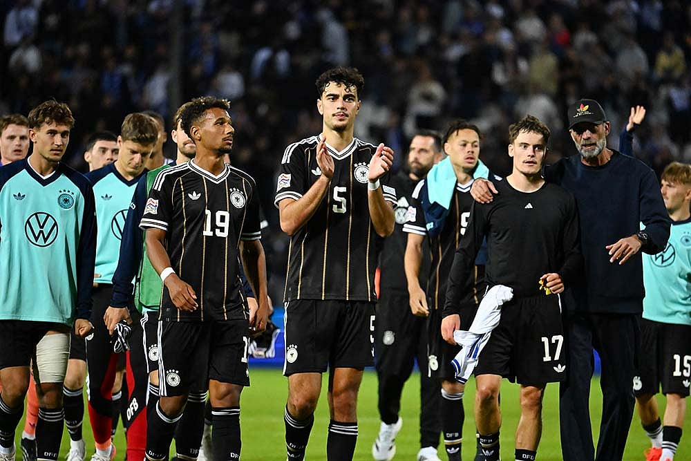 Germany's Aleksandar Pavlovic, centre, applauds to fans with tammates after the UEFA Nations League soccer match between Greece and Germany in Thessaloniki, northern Greece, Sunday, Oct. 4, 2026. - | Photo: AP/Giannis Papanikos