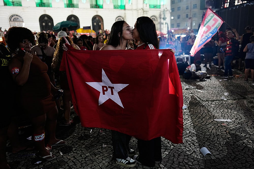 Supporters of President Luiz Inacio Lula da Silva, who is running for reelection, kiss as they react to partial presidential election results in Rio de Janeiro, Sunday, Oct. 4, 2026. - | Photo: AP/Silvia Izquierdo