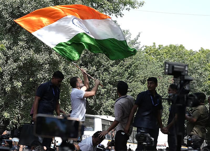 Rahul Gandhi climbed atop a police barrier and waved the Tricolour - null