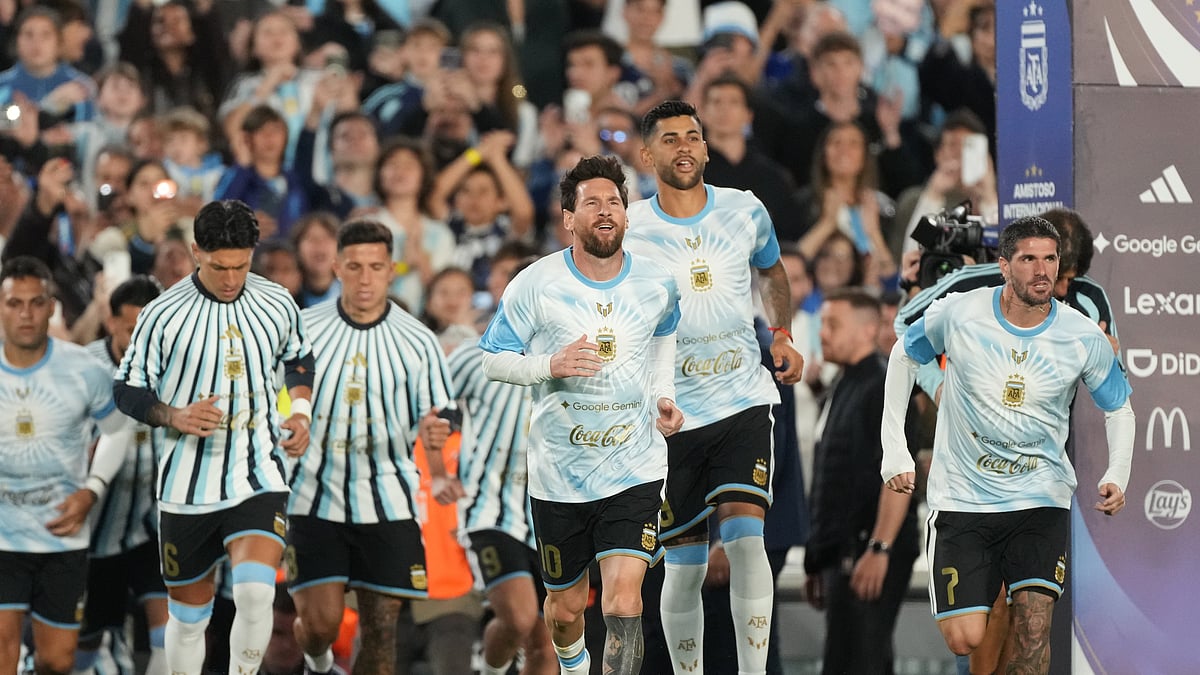 Argentina's Lionel Messi, center, and his teammates enter the field to warm up before an international friendly soccer match against Benin, marking Messi's farewell appearance for the national team, in Buenos Aires, Argentina, Tuesday, Oct.6, 2026. - (AP Photo/Gustavo Garello)