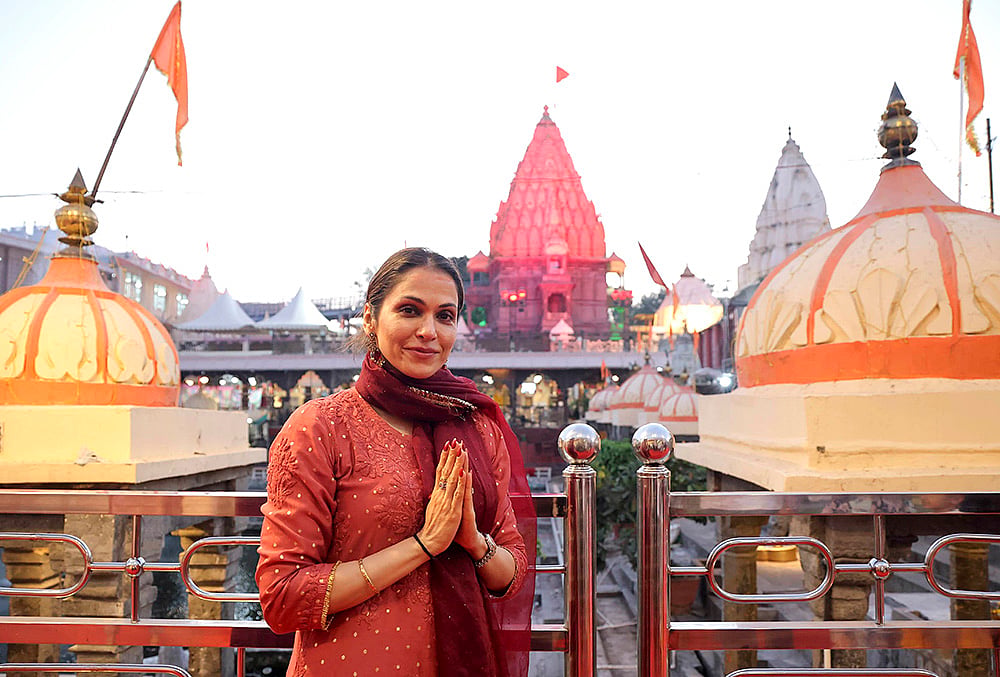 Isha Koppikar visits Mahakaleshwar Temple