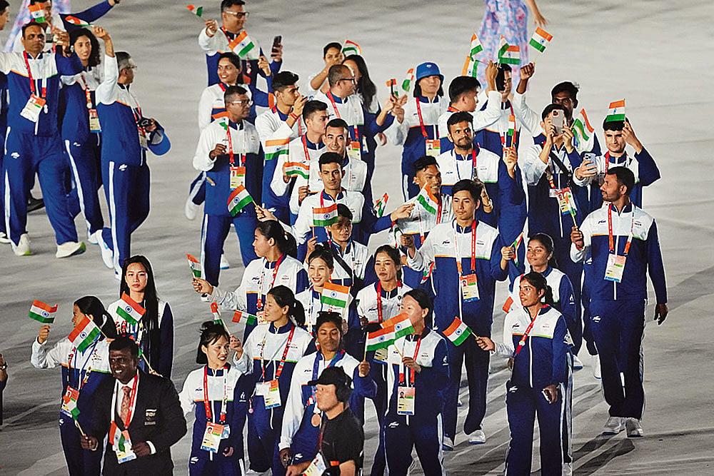 Wrapping it Up: The Indian contingent at the closing ceremony of the Aichi-Nagoya Asian Games - | Photo: AP/Aaron favila