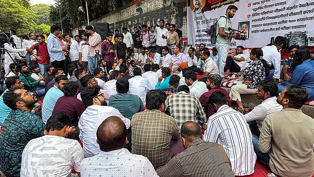 Maharashtra Public Service Commission (MPSC) aspirants stage a sit-in demonstration - Photo: PTI