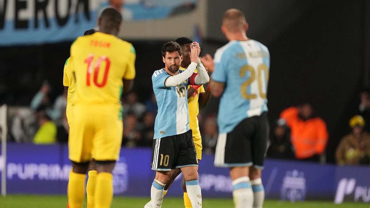 Argentina's Lionel Messi applauds during his final appearance for the national team, a soccer friendly against Benin, in Buenos Aires, Argentina, Tuesday, Oct.6, 2026. - (AP Photo/Gustavo Garello)