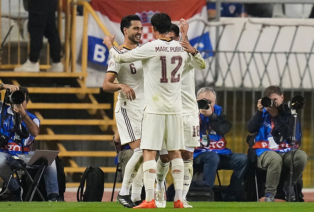 Spain's Mikel Merino, left, is congratulated after scoring his side's 2nd goal during a Nations League soccer match between Croatia and Spain in Split, Croatia, Tuesday, Oct. 6, 2026.  - | Photo: AP/Darko Bandic