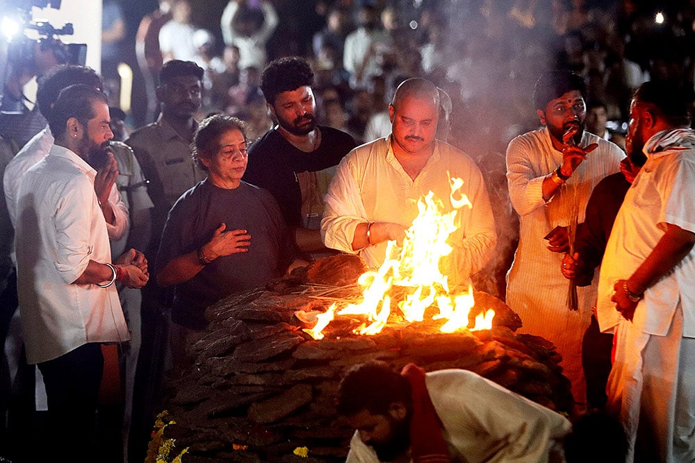 Veteran actor Nana Patekar's son Malhar Patekar lights the pyre with family members during the former's cremation at his farmhouse at Donje village, in Pune district, late Thursday, Oct. 8, 2026. The last rites of the 75-year-old actor, who essayed many memorable roles on the silver screen, were performed with full state honours amid the chants of "Nana Amar Rahe" (Long Live Nana).  - | Photo: PTI
