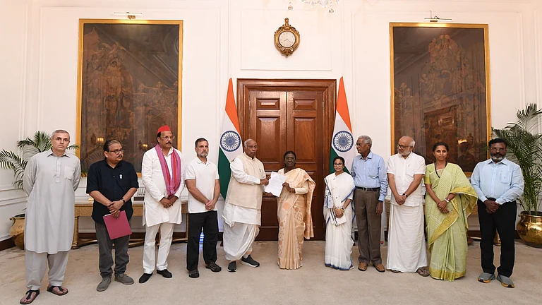 Rahul Gandhi Led INDIA Bloc Meets Prez Murmu, Seeks CEC’s Removal Over ‘Vote Chori’ - AICC