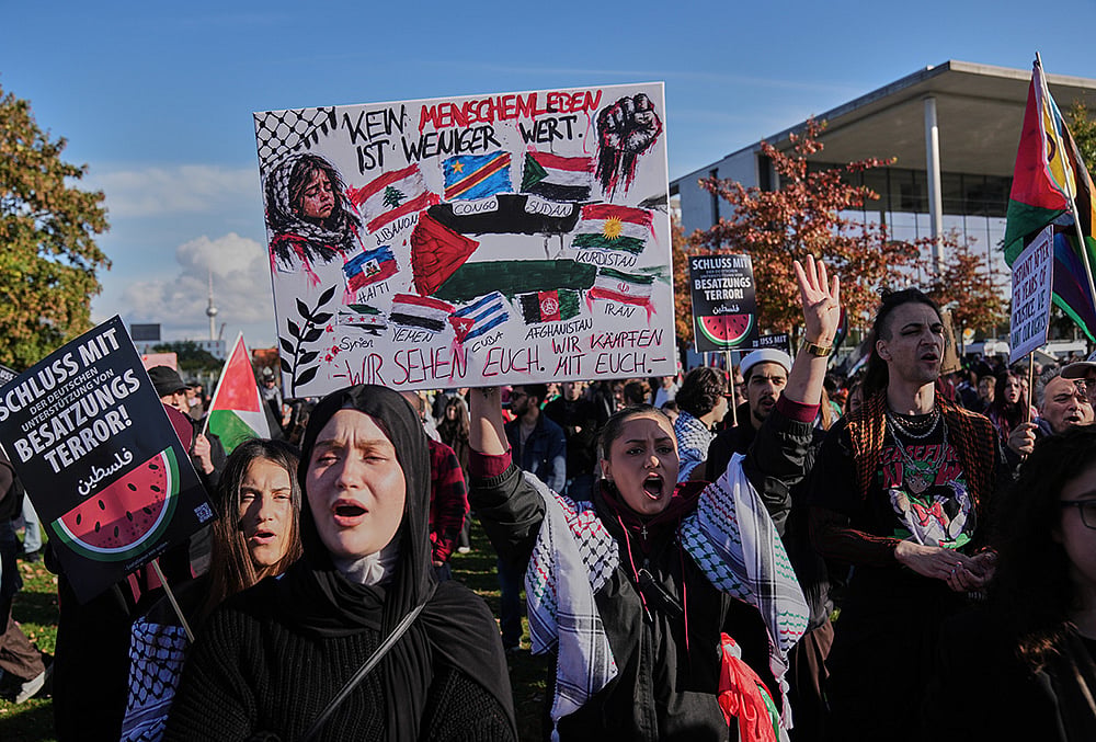 Pro-Palestinian protesters attend a rally in Berlin, Germany, Saturday, Oct. 10, 2026.  - | Photo: AP/Ebrahim Noroozi