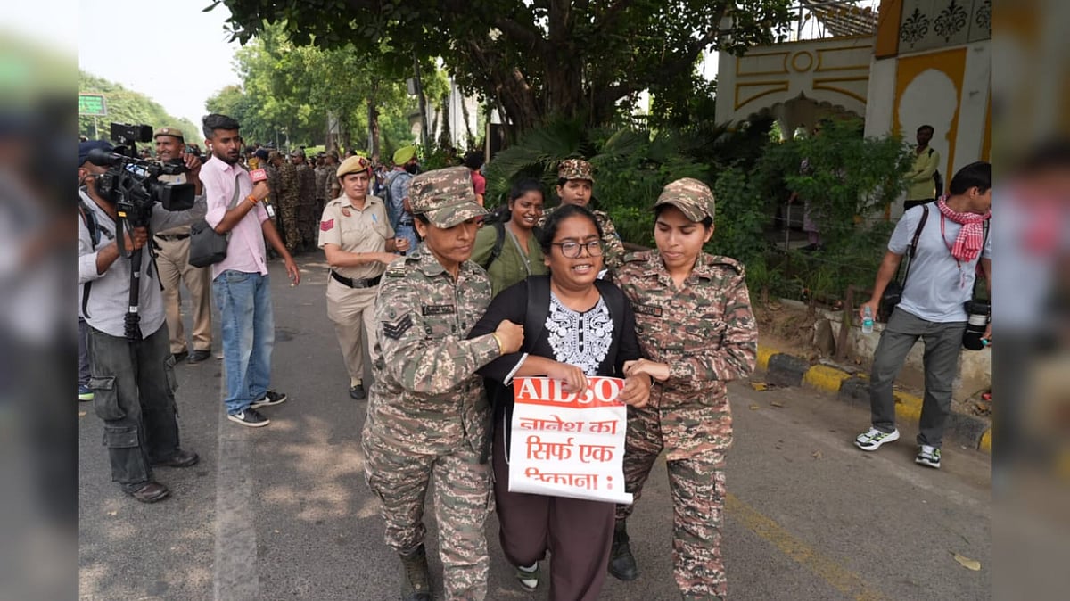 Police personnel detain a protester - Outlook| Suresh Pandey