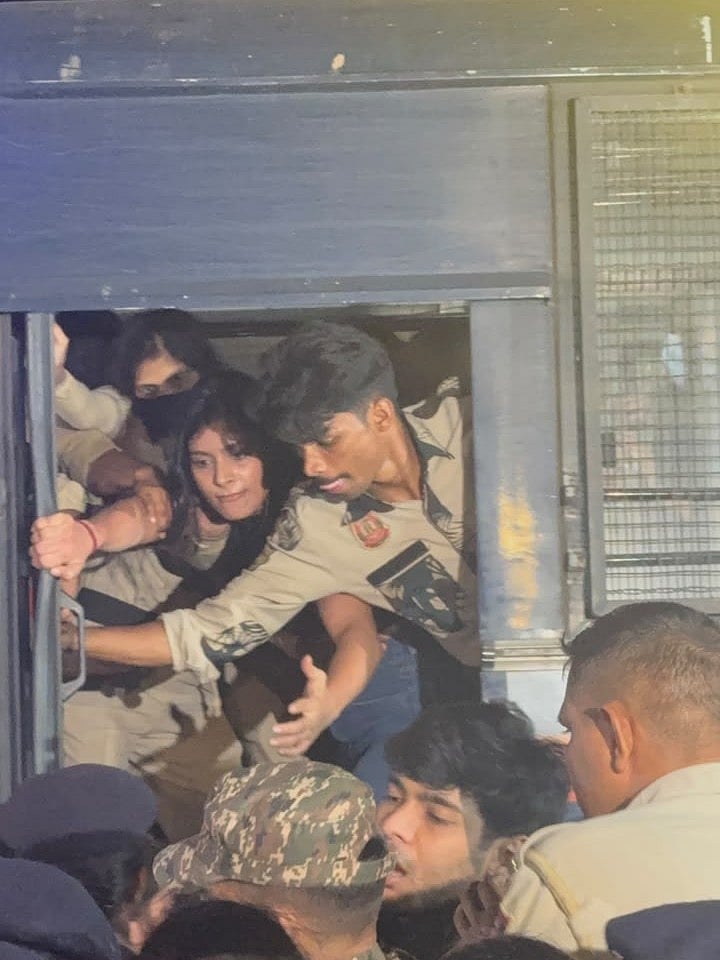 Delhi Police Detain Female Protesters, Mostly SFI Students, Around Connaught Place
