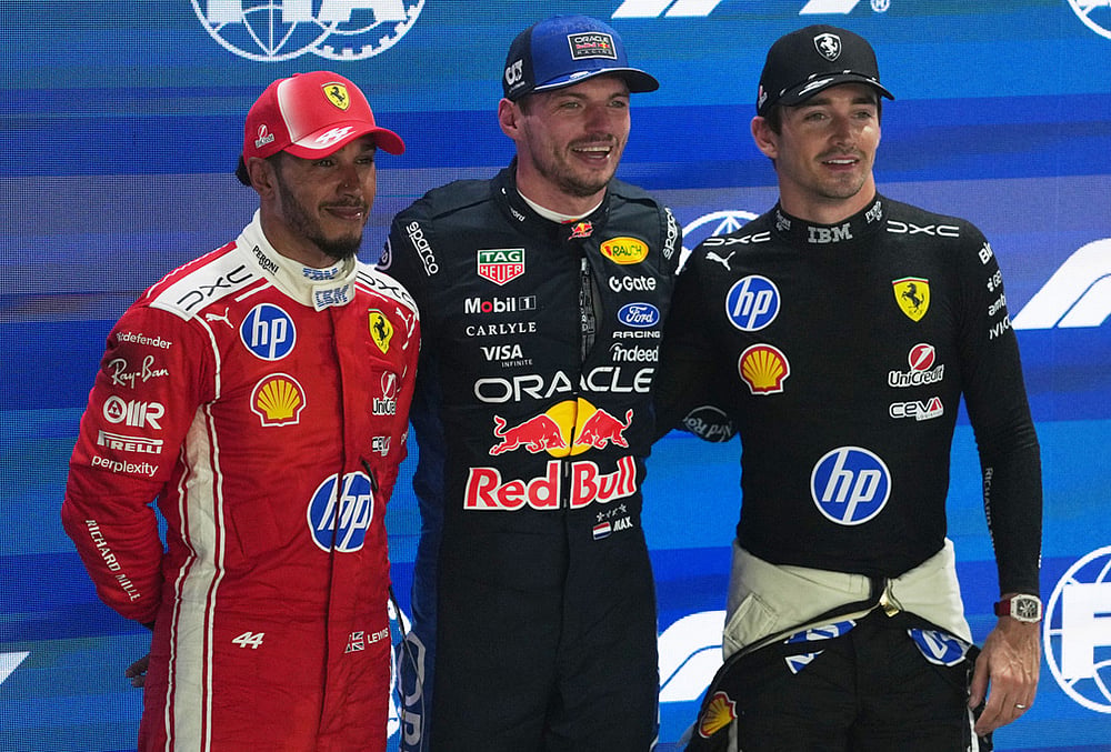 Red Bull driver Max Verstappen, center, of the Netherlands flanked by Ferrari driver Lewis Hamilton, left, of Britain and Ferrari driver Charles Leclerc of Monaco after competing in the qualifying session ahead of the Singapore Formula One Grand Prix in Singapore, Saturday, Oct. 10, 2026. - | Photo: AP/Ng Han Guan