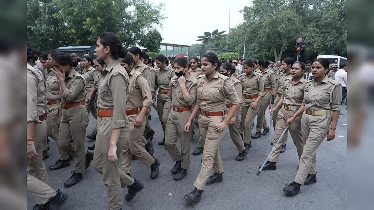High Security by Delhi Police personnel amid of Protest by CJP at CP, Delhi  - Outlook| Tribhuvan Tiwari