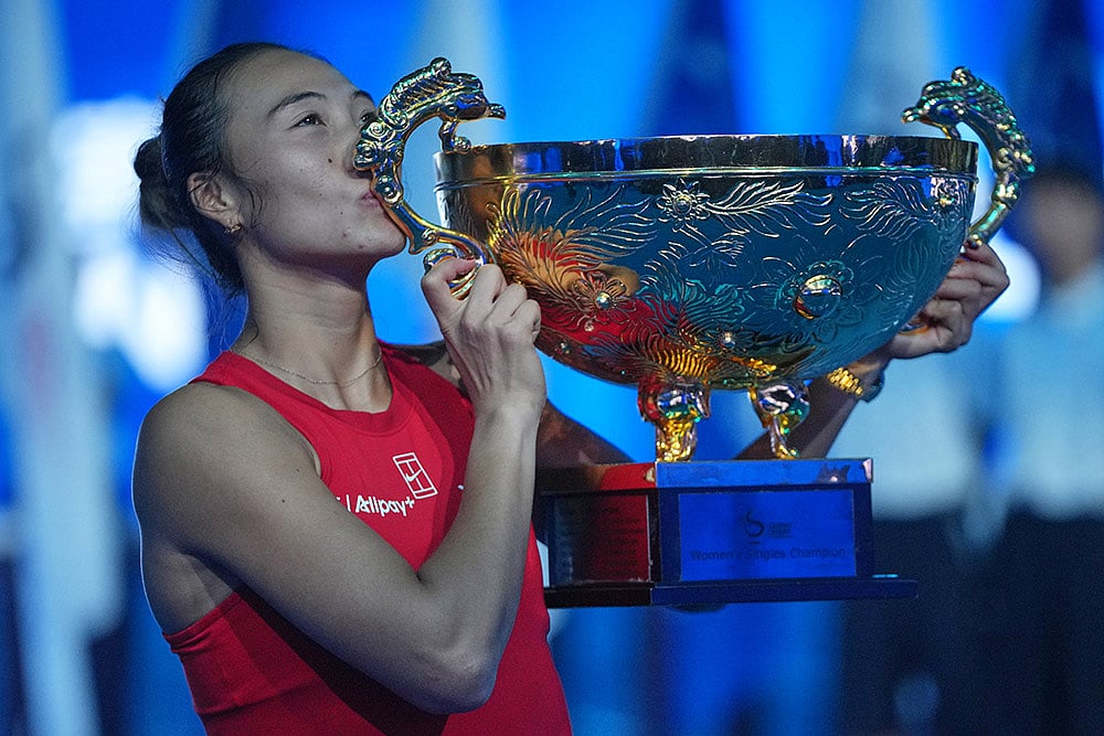 Zheng Qinwen, of China, kisses the trophy after winning the women's singles final match against a Mirra Andreeva, of Russia at the China Open tennis tournament in Beijing, Sunday, Oct. 11, 2026. - | Photo: AP/Achmad Ibrahim