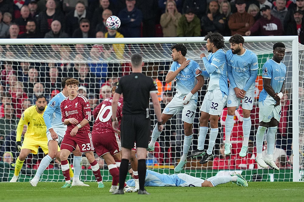 Liverpool's Alexis Mac Allister takes a free kick during the English Premier League soccer match between Liverpool and Manchester City in Liverpool, England, Sunday, Oct. 11, 2026. - | Photo: AP/Jon Super