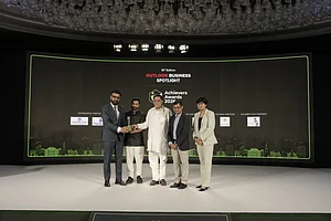 Rohit Pateria receiving the Outlook Business Spotlight Achievers Award