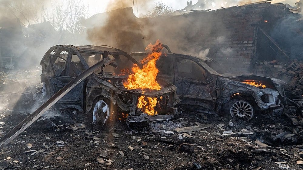 Cars burn after a Russian strike on a residential neighbourhood in Kharkiv, Ukraine, Sunday, Oct. 11, 2026. - | Photo: AP/Andrii Marienko