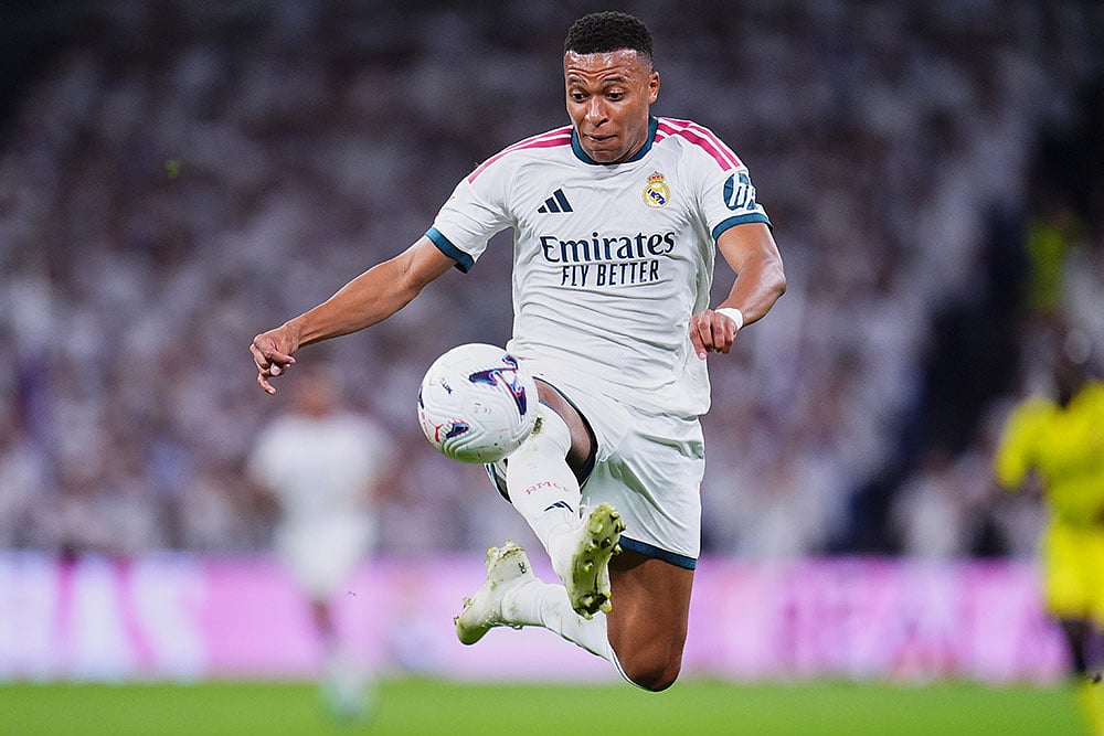 Real Madrid's Kylian Mbappe receives the ball during the La Liga soccer match between Real Madrid and Villarreal in Madrid, Spain. - | Photo: AP/Manu Fernandez