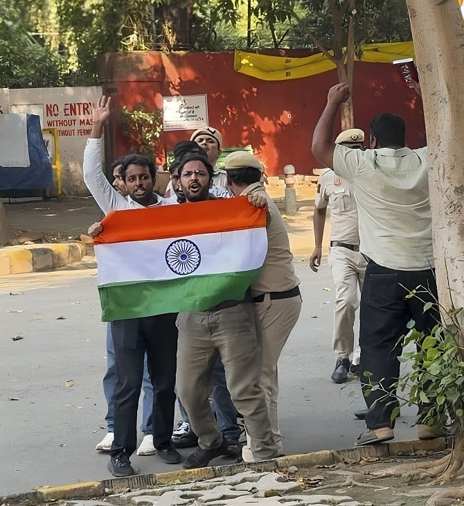 Saurav Das and Ashutosh Ranka detained after climbing into Jantar Mantar with party workers. - X