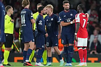 | Photo: AP/Kirsty Wigglesworth : Lille's Olivier Giroud, left, talks to Arsenal's Bukayo Saka after the UEFA Champions League soccer match between Arsenal and Lille in London, Tuesday, Oct. 13, 2026.