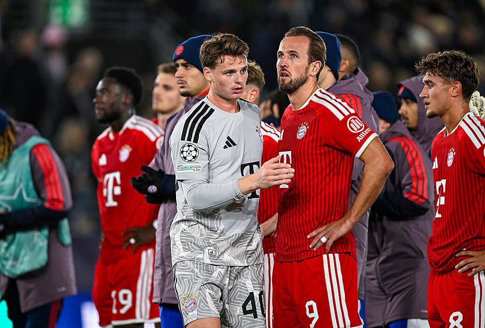 Bayern Munich's Harry Kane and goalkeeper Jonas Urbig react after the Champions League opening phase soccer match between Viking and Bayern Munich in Stavanger, Norway, Tuesday Oct. 13, 2026.  - | Photo: Carina Johansen/NTB via AP
