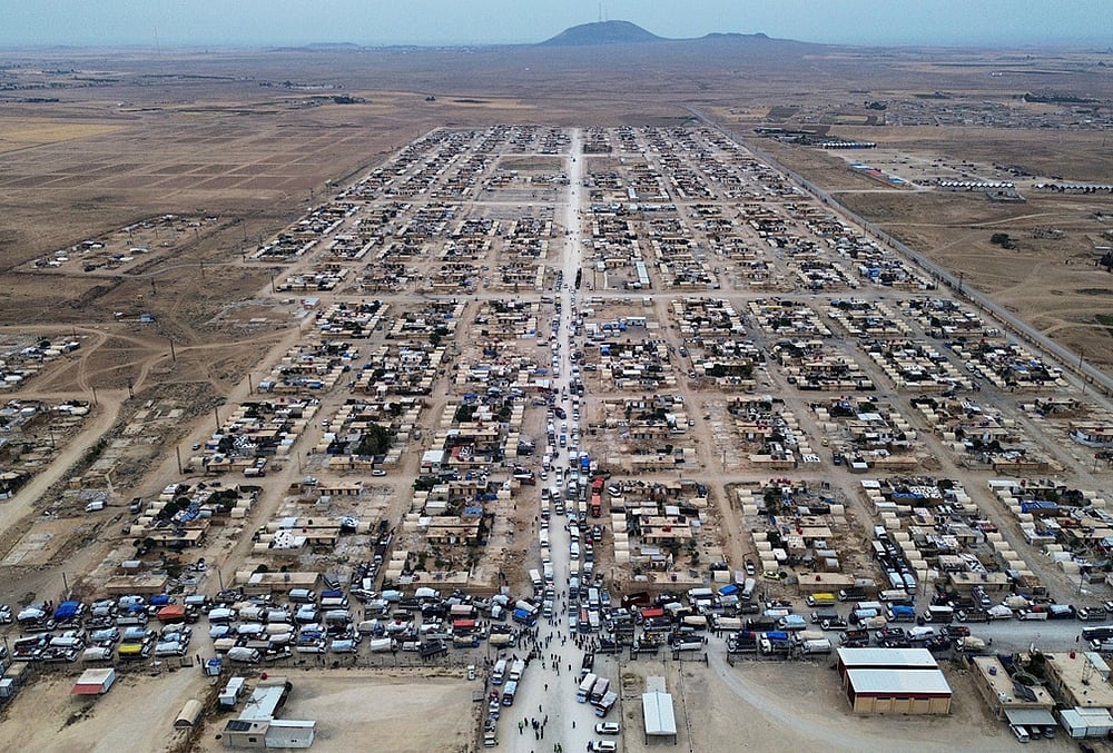 Trucks packed with belongings line the roads at al-Talayi camp as displaced families get ready to return to the Ras al-Ayn countryside, in Hassakeh, Syria, Tuesday, Oct. 13, 2026. Around 450 families are making the journey after seven years of displacement following a Turkish military offensive in 2019.  - | Photo: AP/Baderkhan Ahmad