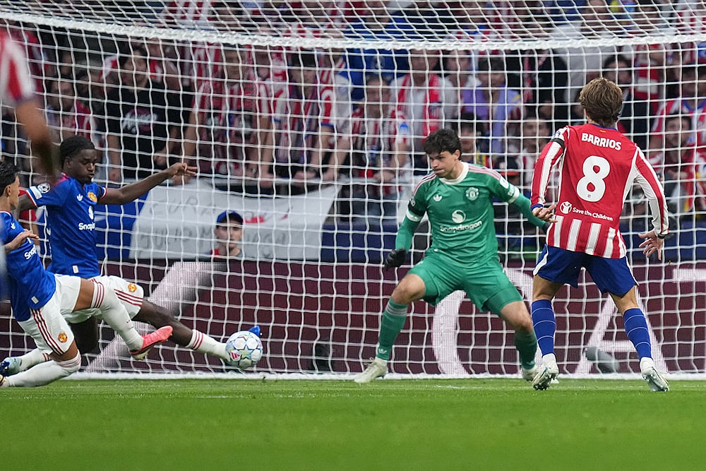Atletico Madrid's Pablo Barrios, right, scores their opening goal during the Champions League opening phase soccer match between Atletico Madrid and Manchester United in Madrid, Tuesday, Oct. 13, 2026. - | Photo: AP/Bernat Armangue