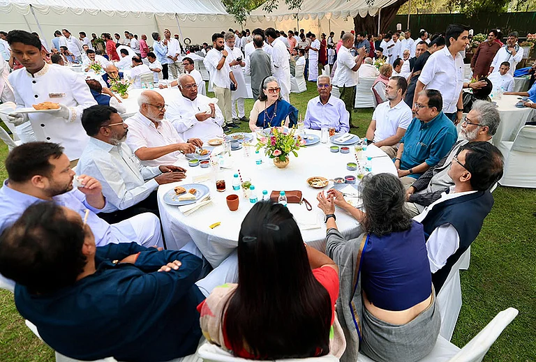 Rajya Sabha LoP and Congress President Mallikarjun Kharge, Lok Sabha LoP Rahul Gandhi, party leader Sonia Gandhi and others during a high tea organised for the INDIA bloc leaders at Rahul Gandhi’s residence, to discuss the strategy for joint protests against ‘vote chori’ (vote theft) and to press for Chief Election Commissioner Gyanesh Kumar's resignation, in New Delhi.
- | Photo: AICC via PTI