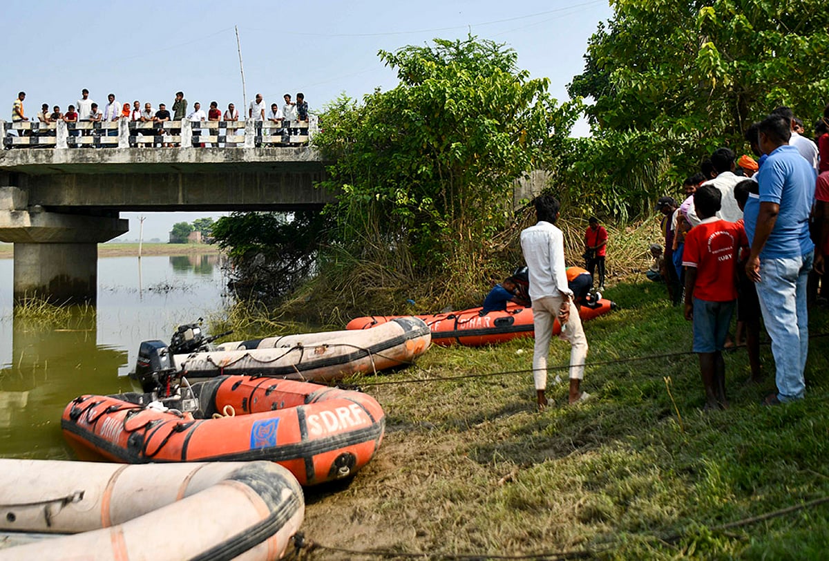Bihar boat capsize rescue efforts