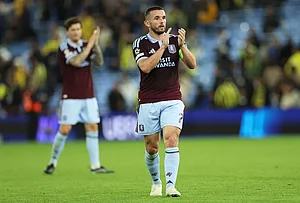 | Photo: AP/Morgan Harlow : Aston Villa's John McGinn greets fans after the Champions League opening phase soccer match between Aston Villa and Fenerbahce in Birmingham, England, Wednesday Oct. 14, 2026.
