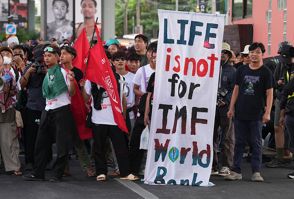 Protesters march to meeting venue during a demonstration against International Monetary Fund and the World Bank Group in Bangkok, Thailand, Thursday, Oct. 15, 2026.  - | Photo: AP/Sakchai Lalit