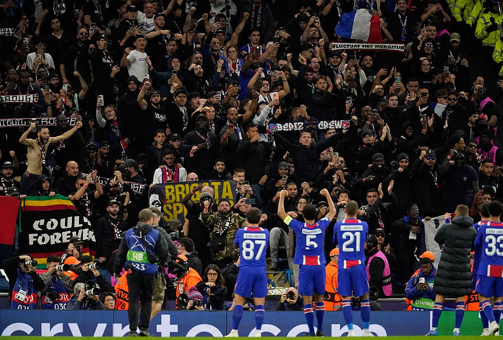 PSG supporters and players celebrate at the end of the Champions League opening phase soccer match between Manchester City and Paris Saint-Germain in Manchester, England, Wednesday, Oct. 14, 2026.  - | Photo: AP/Dave Thompson