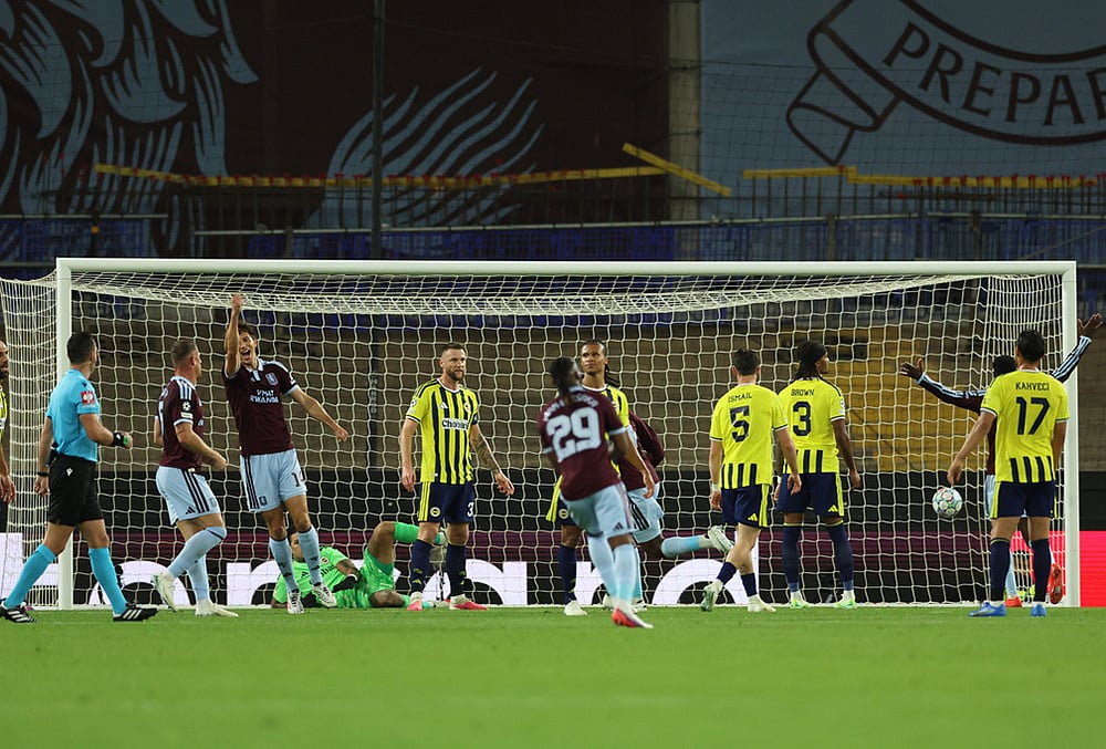 Aston Villa vs Fenerbahce UEFA champions league football highlights-Johan Manzambi