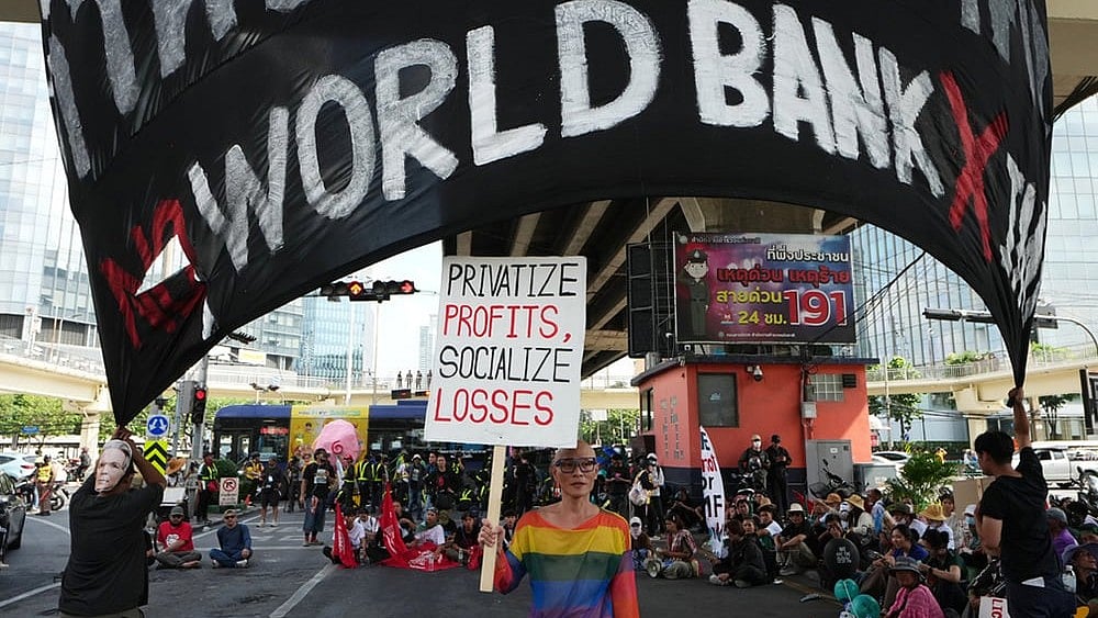 Protesters hold banners during a demonstration near the venue of meetings of the International Monetary Fund and the World Bank Group in Bangkok, Thailand, Thursday, Oct. 15, 2026.  - | Photo: AP/Sakchai Lalit