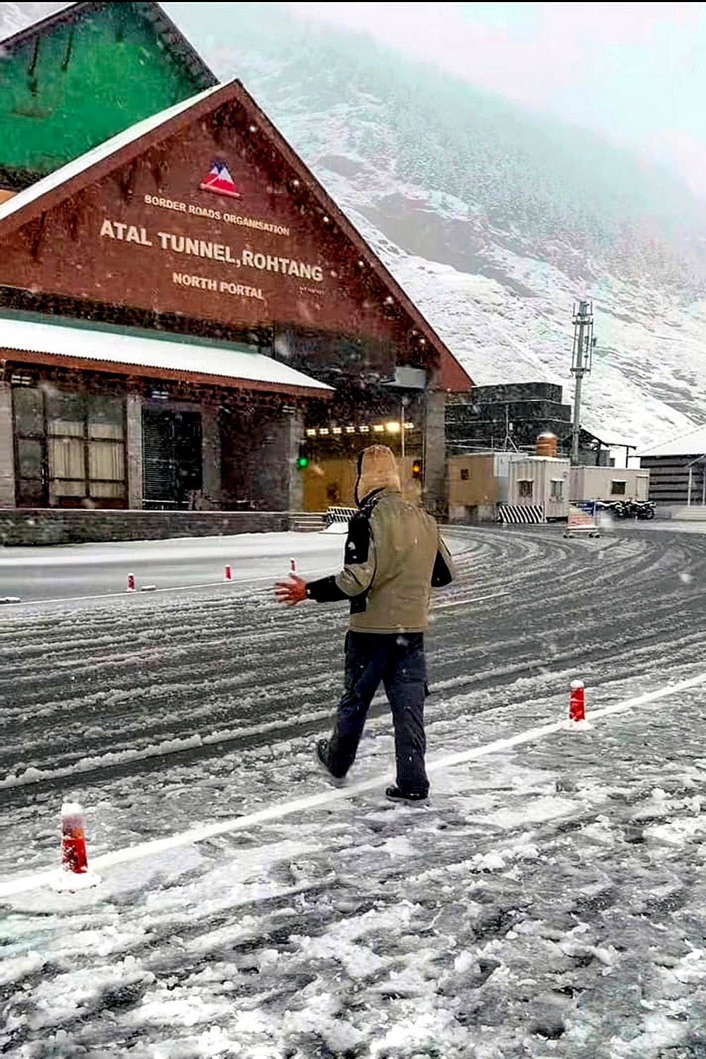 Weather: Atal Tunnel amid fresh snowfall