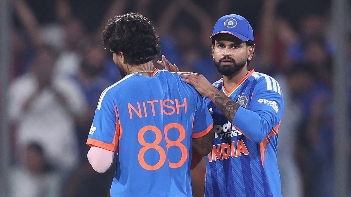 Shreyas Iyer (Right) and Nitish Kumar Reddy in action - | Photo: X/BCCI