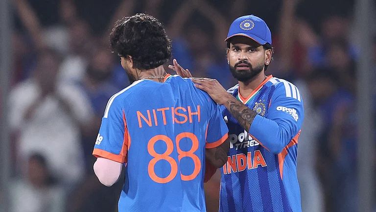 Shreyas Iyer (Right) and Nitish Kumar Reddy in action - | Photo: X/BCCI
