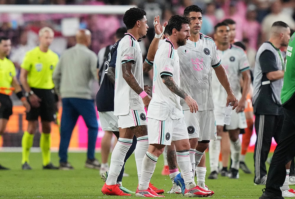 Inter Miami forward Lionel Messi, center, and forward Luis Suárez, right, walk off the field after defeating New York City FC in an MLS soccer match, Wednesday, Oct. 14, 2026, in Miami.  - | Photo: AP/Lynne Sladky