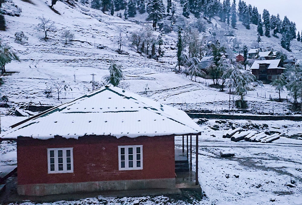Weather: Snow in Kupwara, Jammu and Kashmir