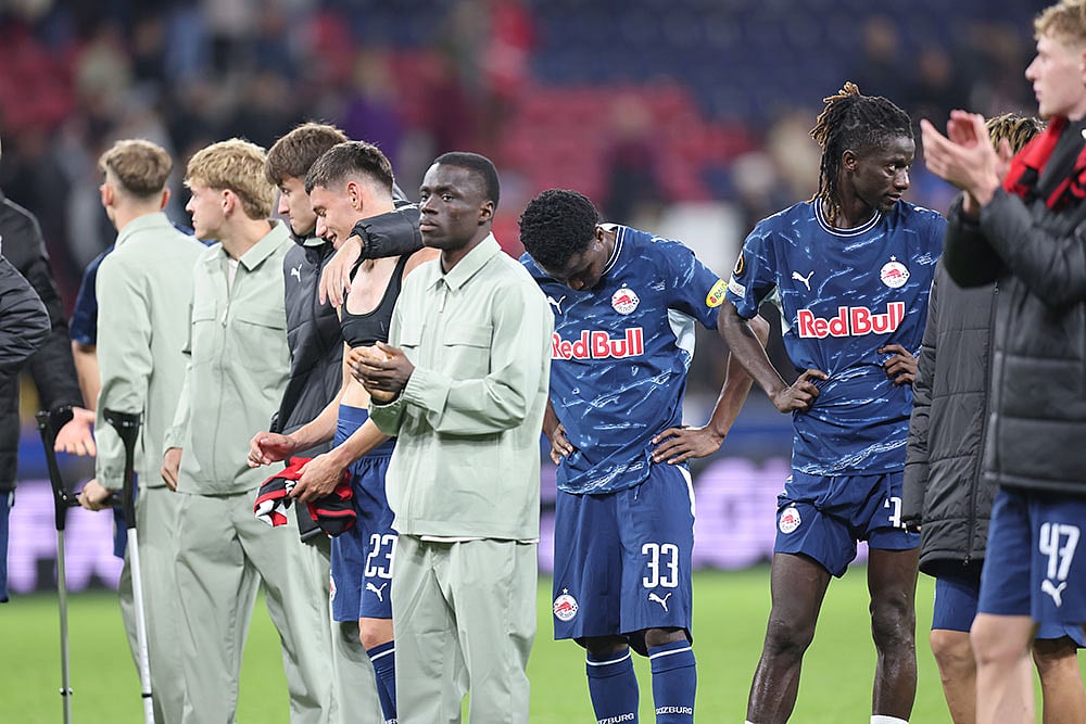Salzburg players stand at the end of an Europa League opening phase soccer match between FC Red Bull Salzburg and AC Milan, in Salzburg, Austria, Thursday, Oct.15, 2026. - | Photo: AP/Alexandra Beier