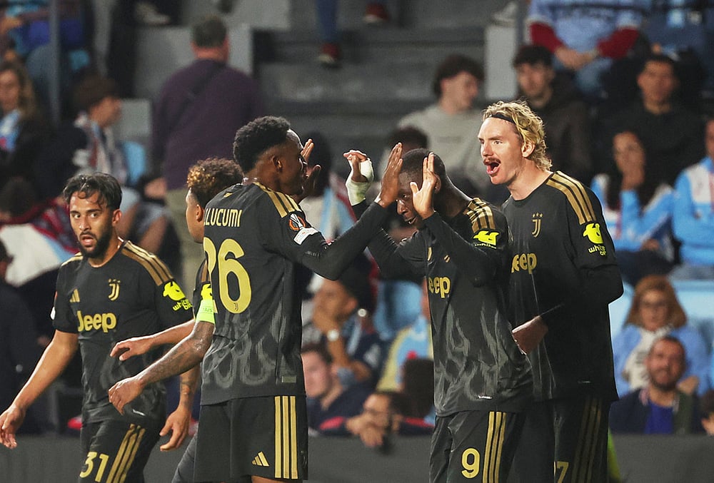 Juventus' Randal Kolo Muani, second right, celebrates after scoring his side's second goal during the Europa League soccer match between Celta Vigo and Juventus in Vigo, Spain, Thursday, Oct. 15, 2026.  - | Photo: AP/Lalo R. Villar