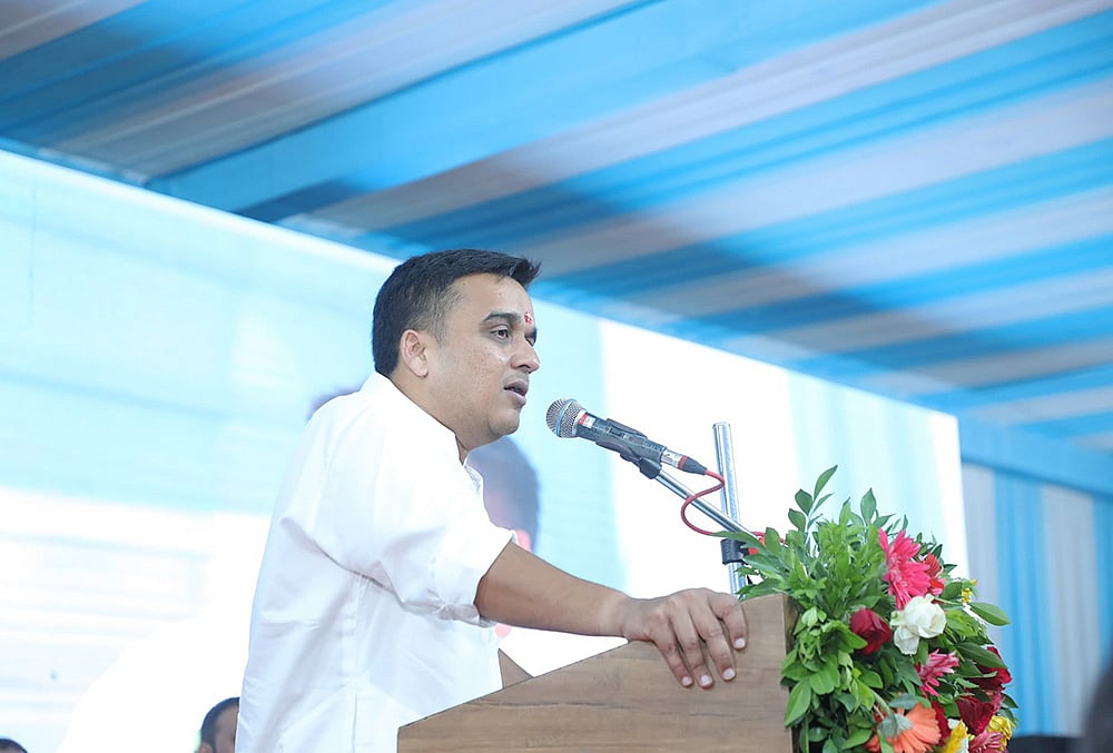GJ Dty CM during an event