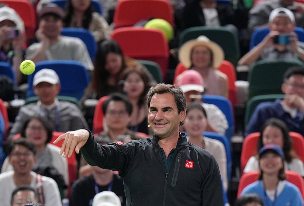 Former tennis player Roger Federer, of Switzerland throws the ball as he plays at the Roger and Friends Celebrity Doubles Match with Marat Safin, former tennis player Dinara Safina, of Russia and Chinese celebrities during the Shanghai Masters tennis tournament in Shanghai, China, Friday, Oct. 16, 2026.  - | Photo: AP/Andy Wong