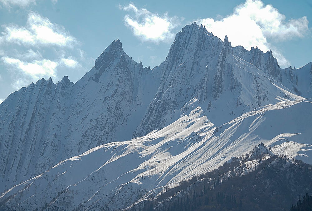 Is there snow at Zojila Pass right now
