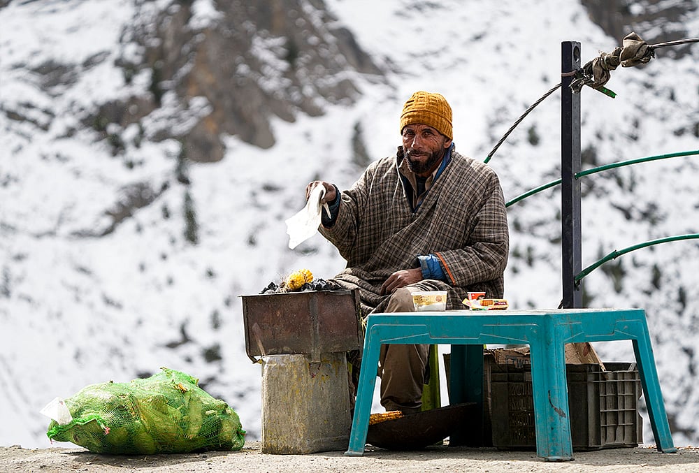 Kashmir Ladakh road trip winter snowfall