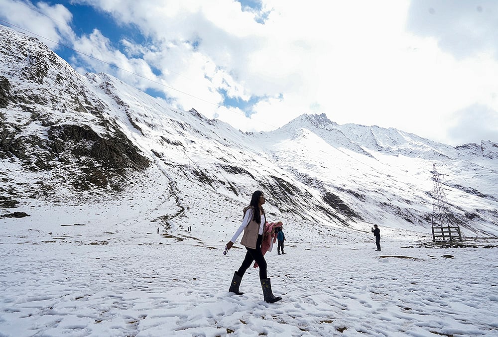 Srinagar Leh highway status after snowfall