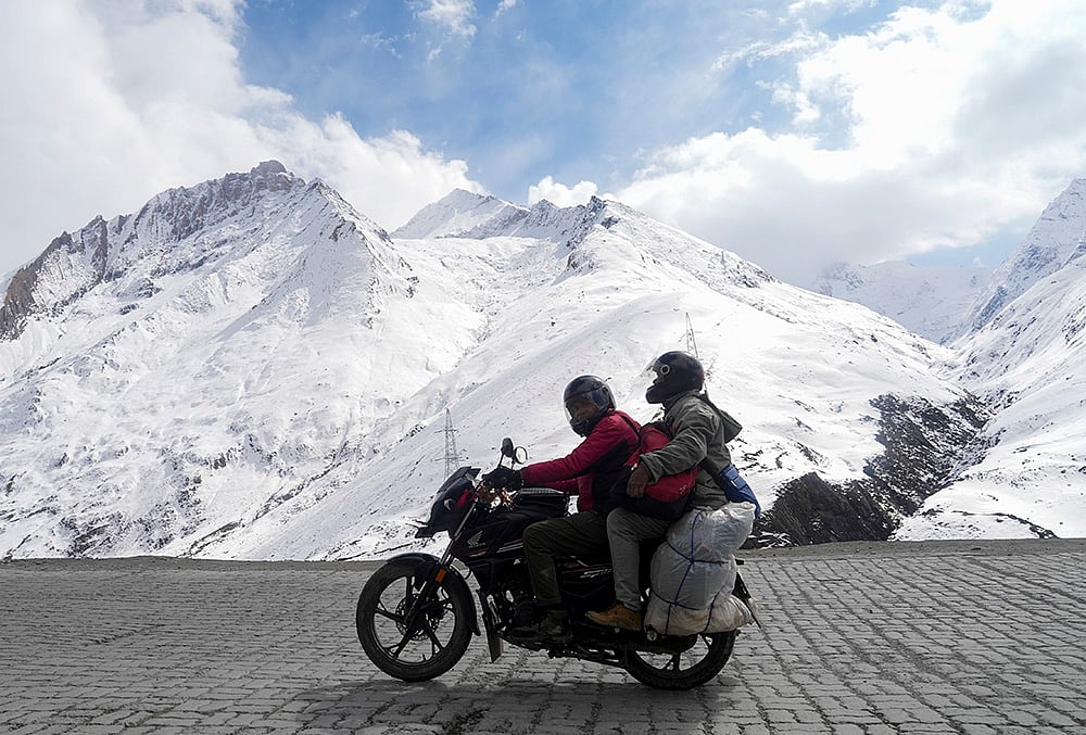 Sonamarg to Zojila Pass snow tour