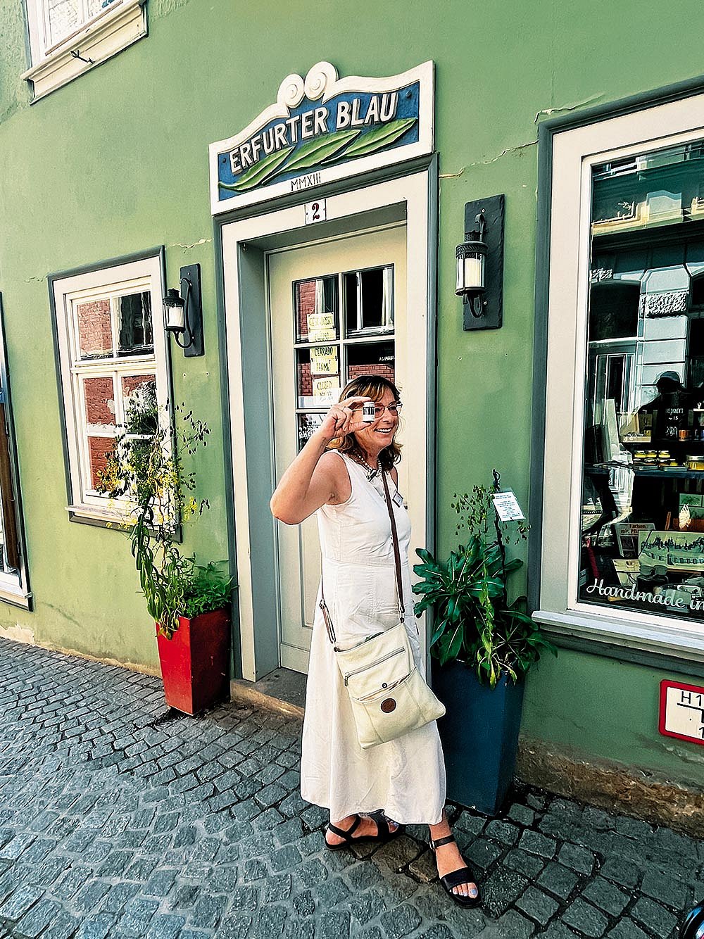 Corinna Köhlert of Erfurt Tourismus with a jar of woad dye