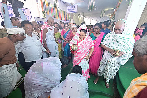 In this image received on Oct. 18, 2026, JMM leader Kalpana Soren performs religious rituals at Nemra village following the demise of her mother-in law, Rupi Soren.