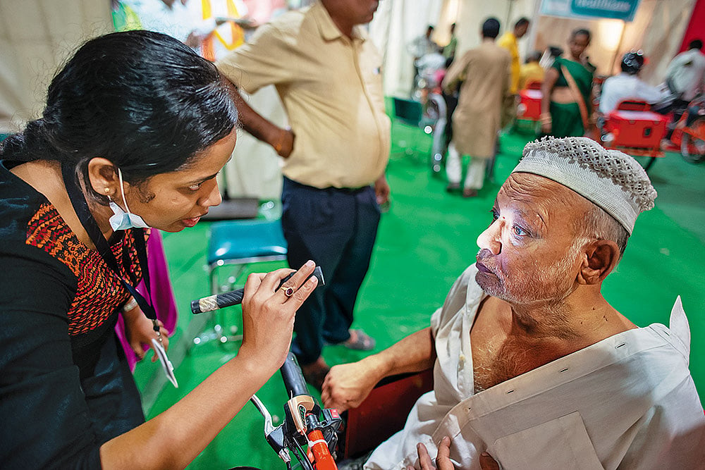 Quick Results: A medical professional uses a digital device to examine a patient - | Photo: Shutterstock